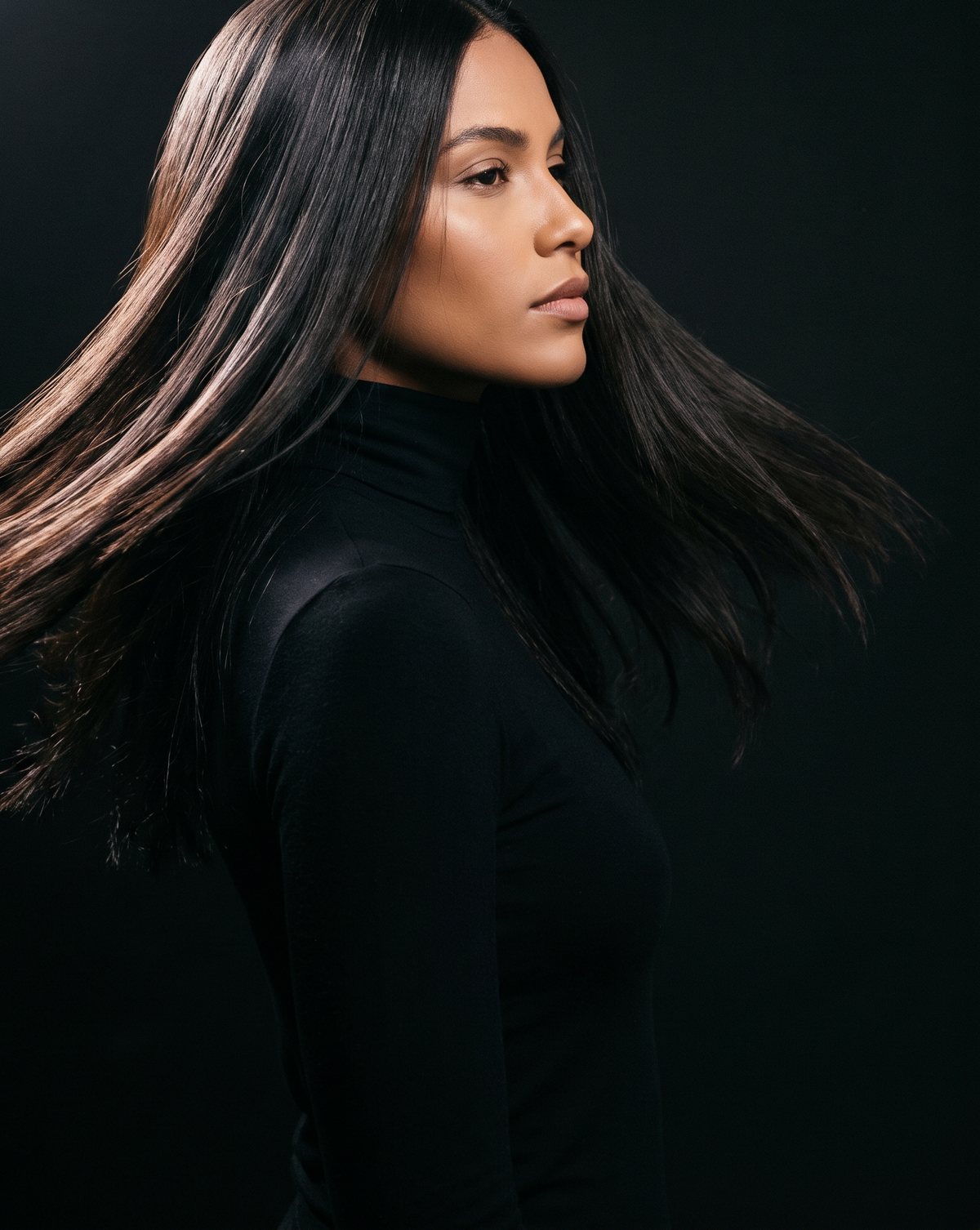 Perfil de mulher com cabelo liso em movimento